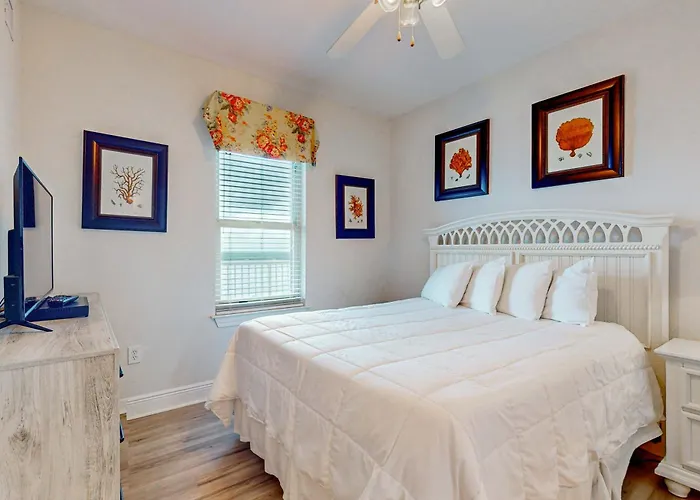 Bright & Breezy With Gulf View Pools & Access Holiday home