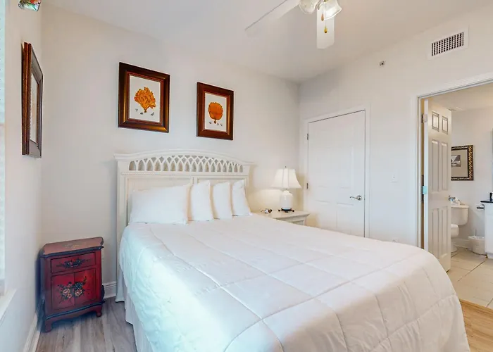 Bright & Breezy With Gulf View Pools & Access Holiday home *